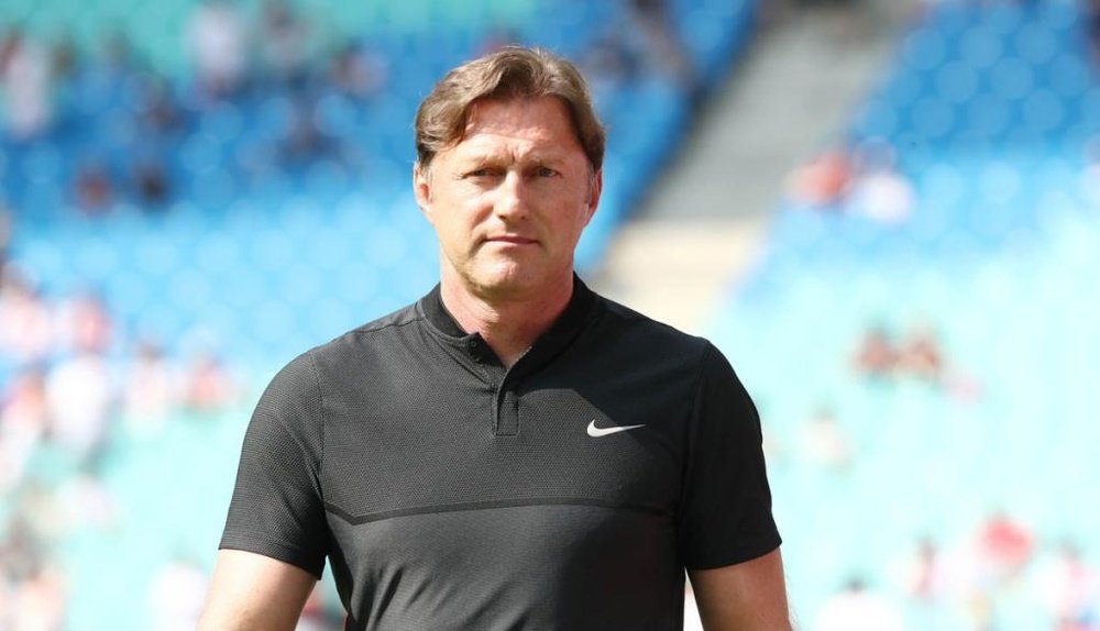Treinador do Leipzig apresenta a demissão. DieRotemBullen