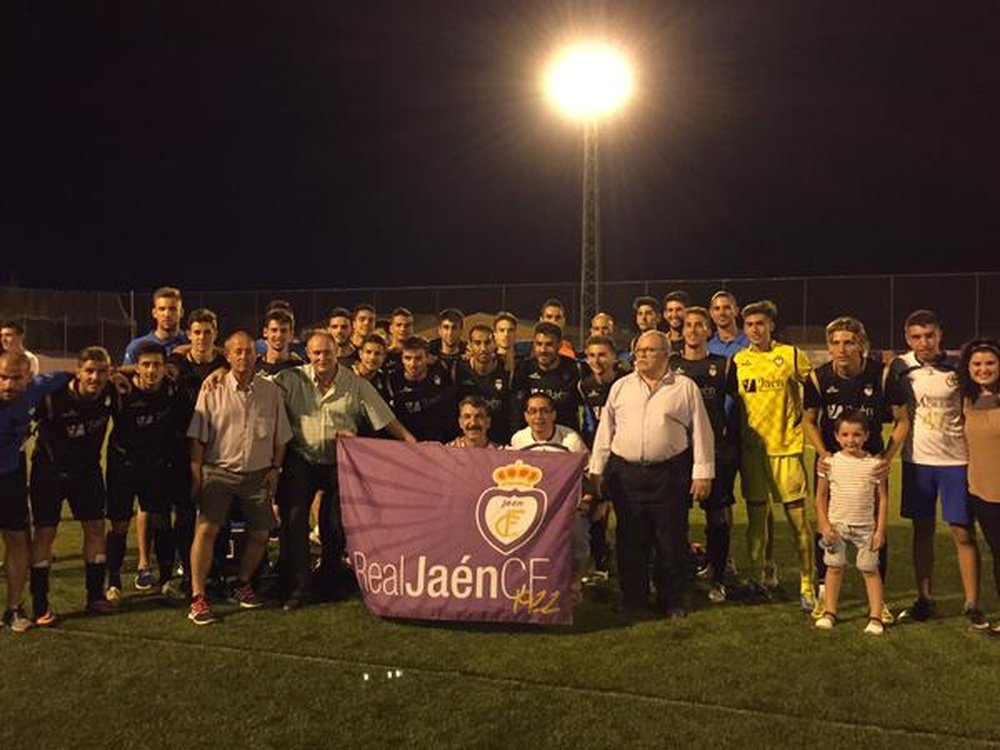 El Real Jaén, en el césped del Villargordo, partido en el que sucedieron los lamentables acontecimientos. Twitter