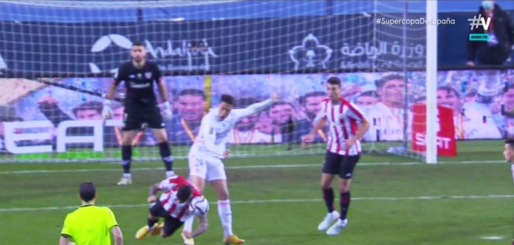 Real Madrid asked for a handball in added time. Screenshot/Vamos