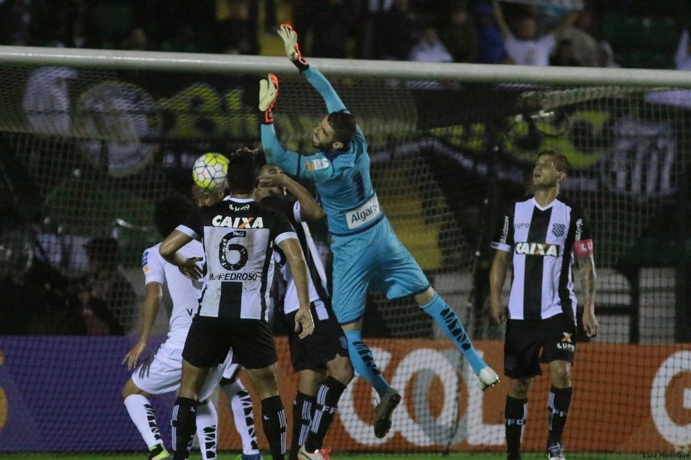 El Santos empató a dos goles en su visita a la cancha del Figueirense de Florianópolis. Figueirense