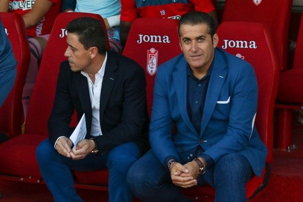 El segundo entrenador del Granada, Ismael Martínez (i), en el banquillo nazarí junto al primero, José Ramón Sandoval. GranadaCF