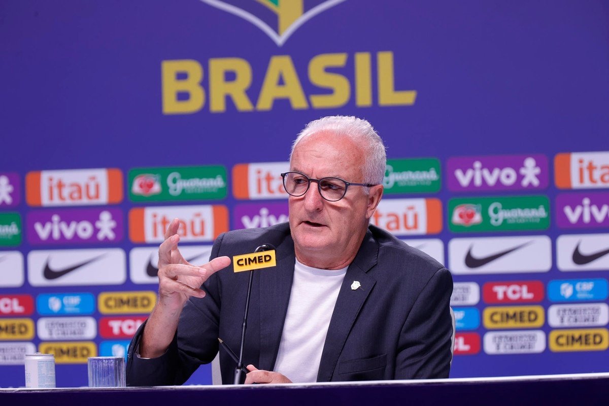 Dorival Júnior elogia a versatilidade de Rodrygo e Raphinha