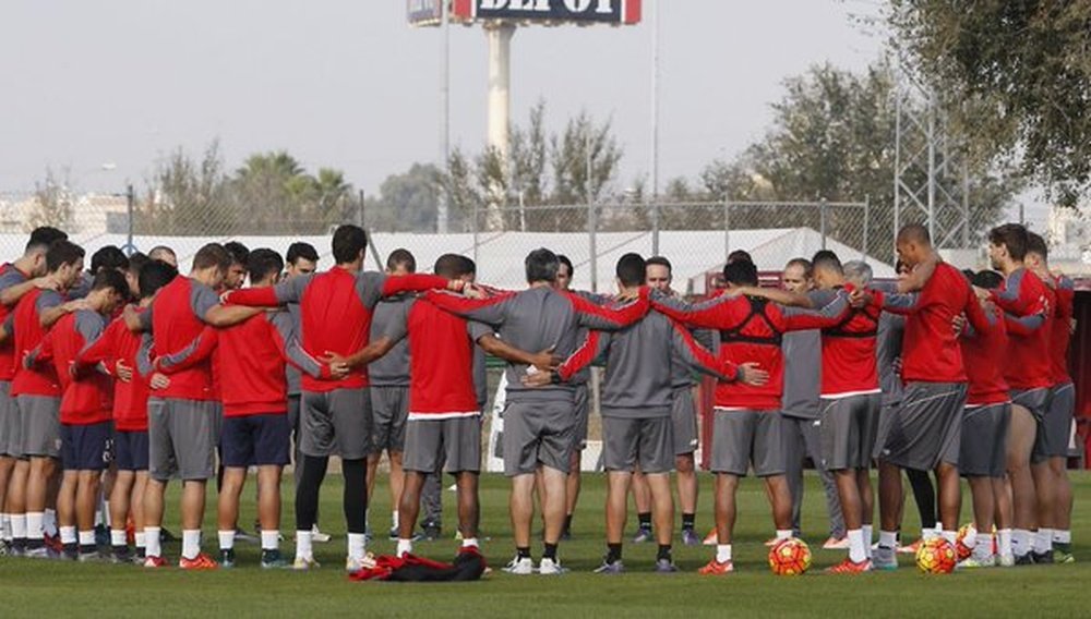 El Sevilla guarda un minuto de silencio en el entrenamiento en memoria de las víctimas de los atentados de Francia. Twitter