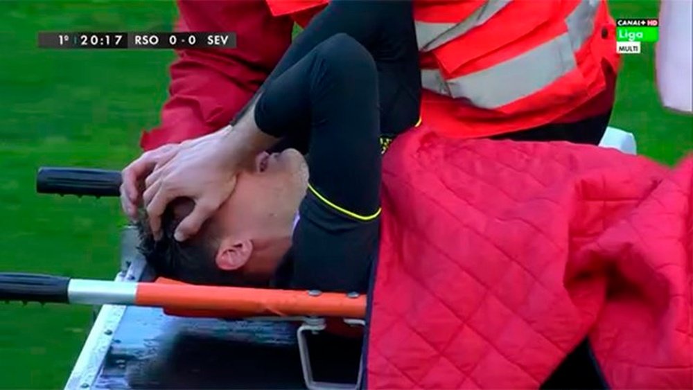 El sevillista Marco Andreolli es retirado en camilla tras lesionarse a los veinte minutos del encuentro entre la Real Sociedad y el Sevilla. Twitter