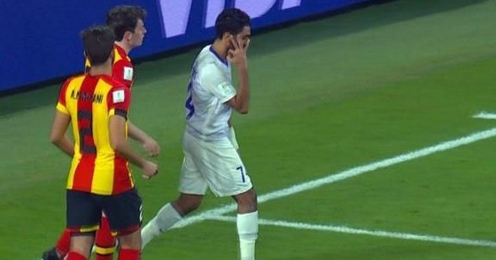 El feo gesto de un jugador del Al Ain con 0-3 en el marcador