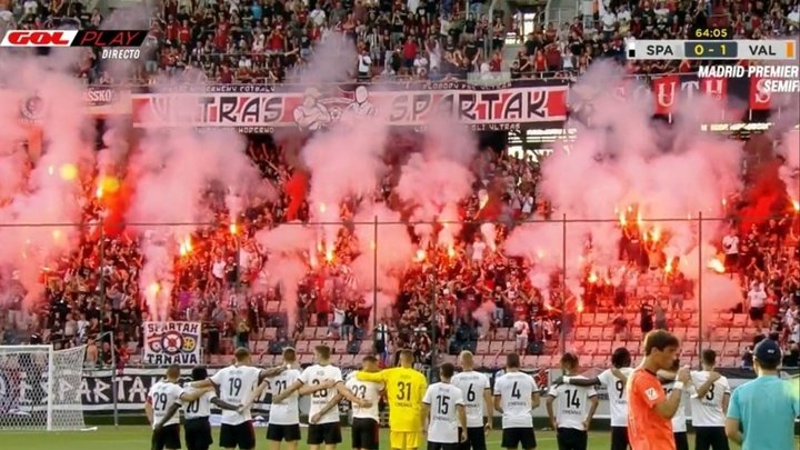El Spartak Trnav-Valencia paró para disfrutar del show: bengalas y pirotecnia en pleno amistoso