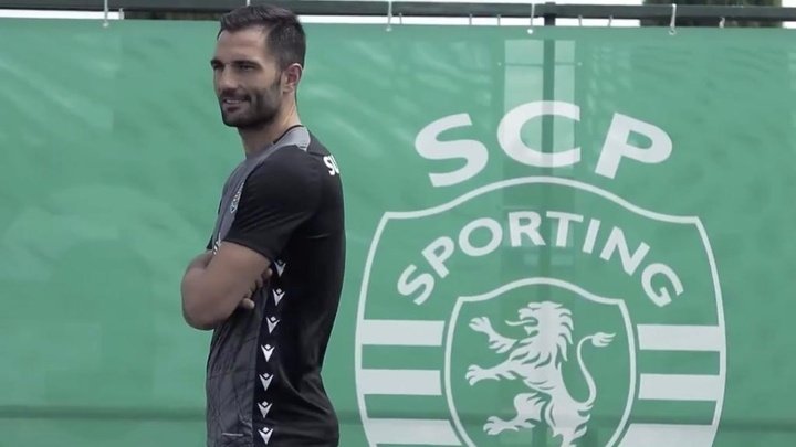 Sporting sign Adán