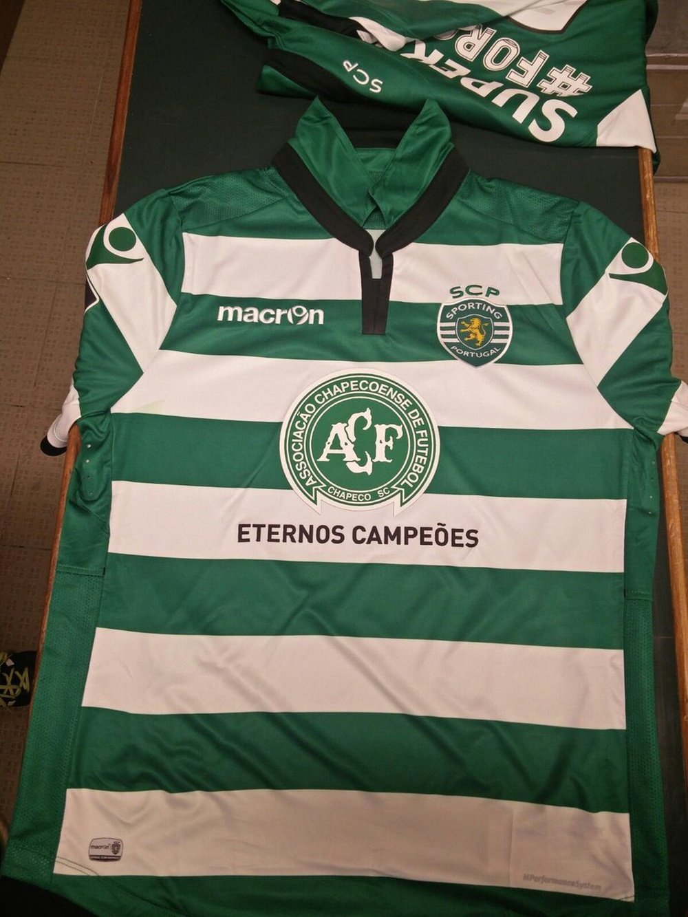 El Sporting de Lisboa luce una camiseta en apoyo a Chapecoense. SportingCP