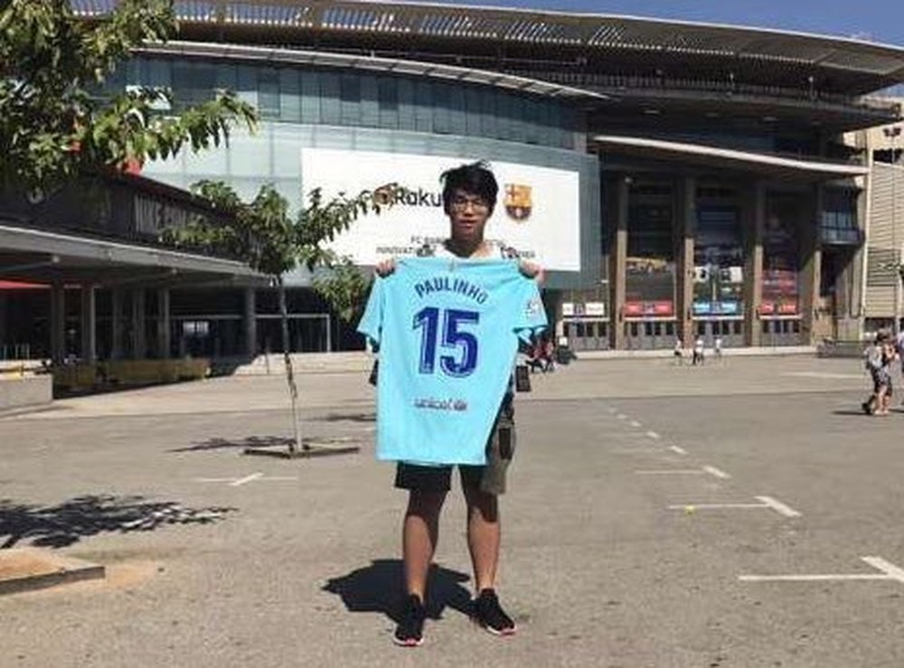 Ching, el supuesto comprador de la primera camiseta de Paulinho vendida. Twitter/Goal