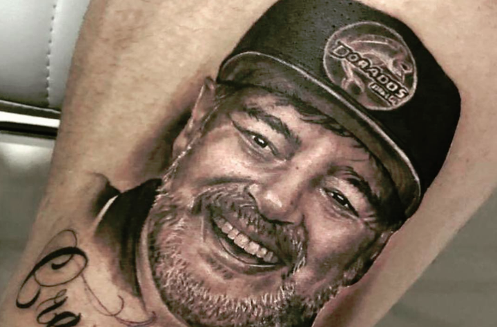 El portero del equipo de Maradona se tatuó... ¡al 'Pelusa'!