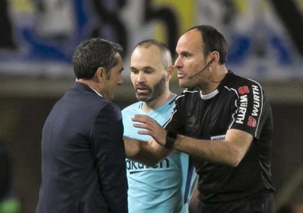 El Barça no quedó nada contento con Mateu Lahoz. EFE