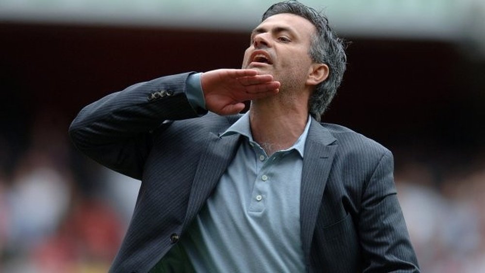 El técnico del Chelsea José Mourinho gesticula a la afición. ChelseaFC