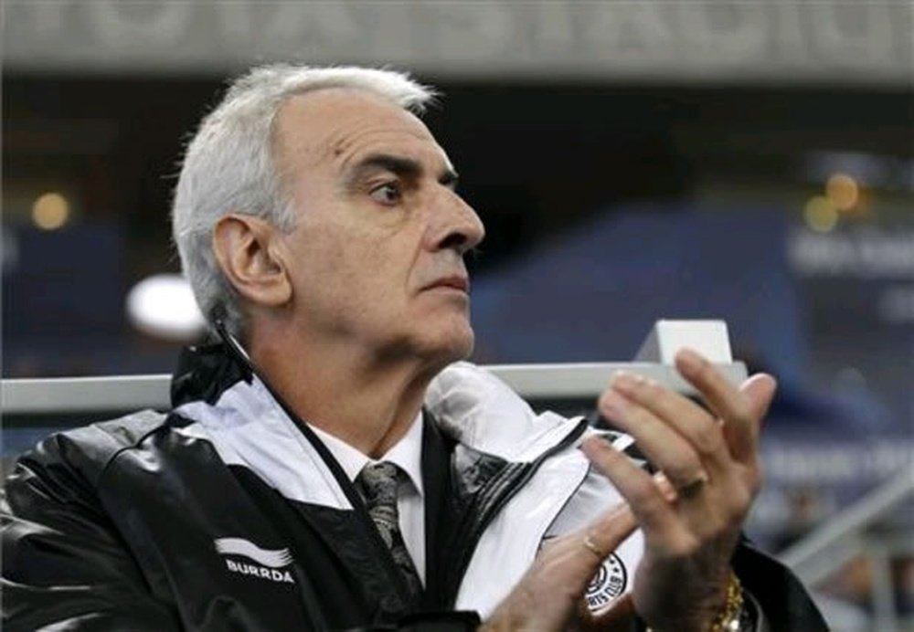 El técnico uruguayo Jorge Fossati, en el banquillo en el transcurso de un encuentro. EFE