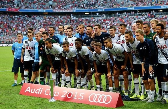 El Tottenham Hotspur posa con el trofeo que les acredita como terceros en la Audi Cup 2015. Twitter