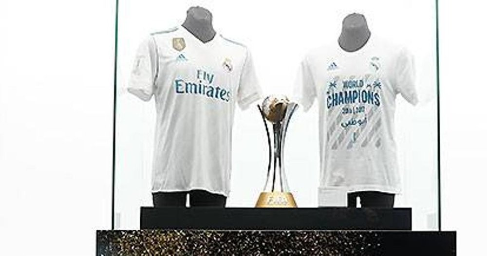 El trofeo está flanqueado por una camiseta conmemorativa del partido y otra del club. RealMadrid