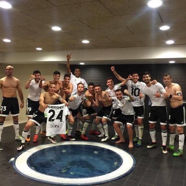 Valencia strike a pose after their victory over Barcelona. ValenciaCF