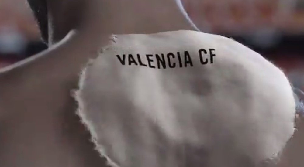 El Valencia presentó su nueva equipación para la temporada 2017-18 con un espectacular vídeo. Youtub