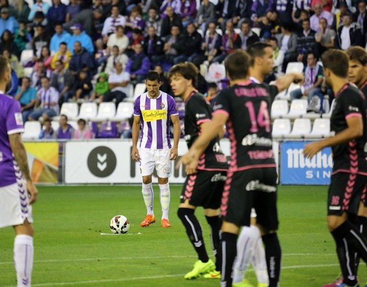 El Valladolid golea al Tenerife ante su afición