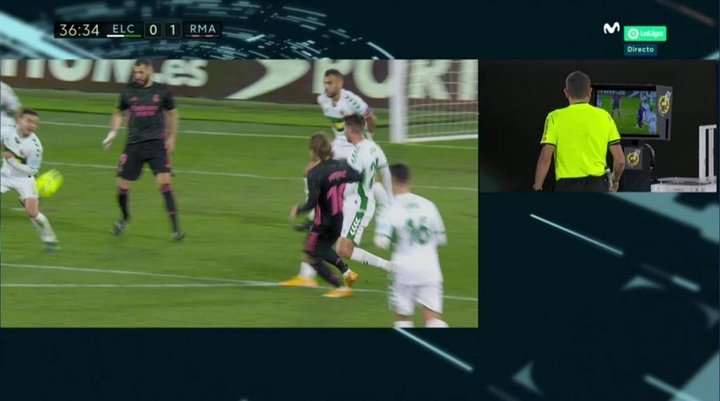 El VAR corrigió un penalti para el Madrid... por un despeje con la rodilla