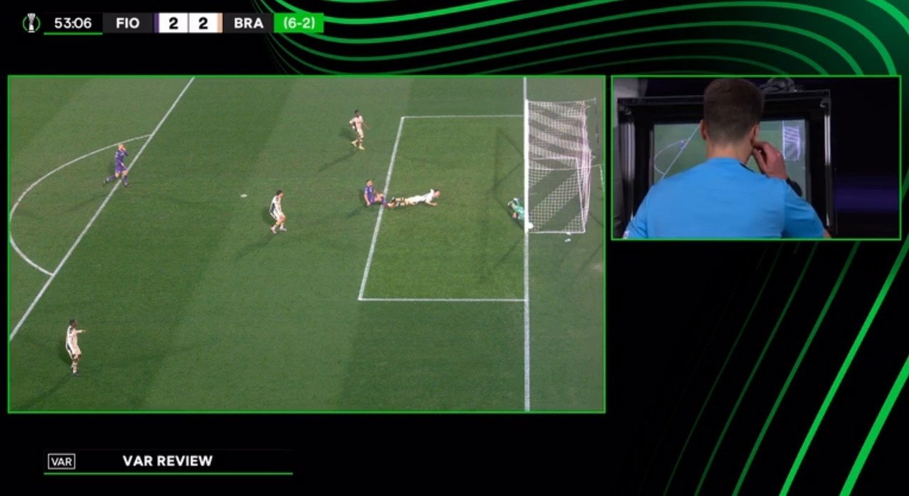 El VAR le llevó la contraria al reloj para anular el gol. Captura/MovistarLigadeCampeones
