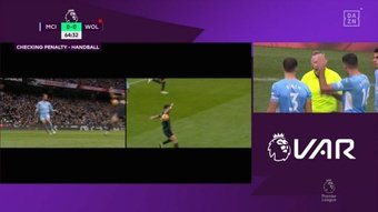 The referee gave a non-existent handball which the VAR did not overturn. Screenshot/DAZN