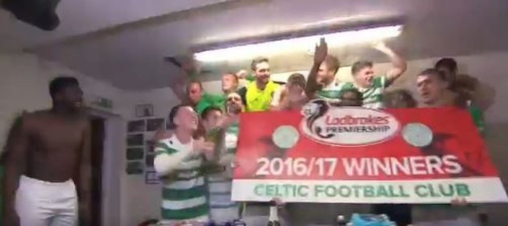 Kolo Touré fue la estrella de la celebración del Celtic en los vestuarios. Twitter