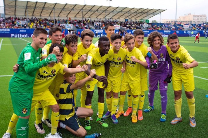 El Villarreal levanta el trofeo del torneo alevín 'LaLiga Promises'
