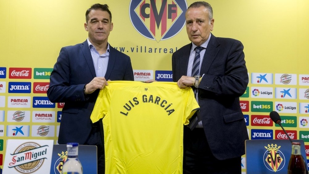 García poses with the Villarreal shirt. GOAL