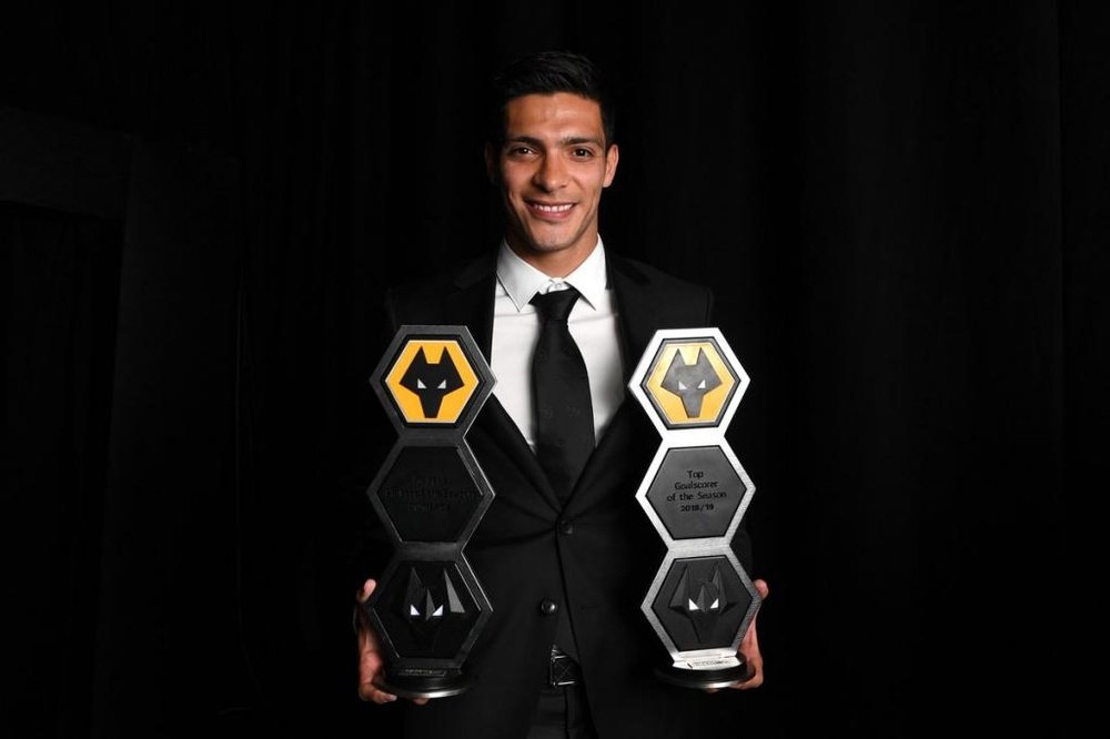 Raúl Jiménez with the top goalscorer of the season for Wolves award. Wolves