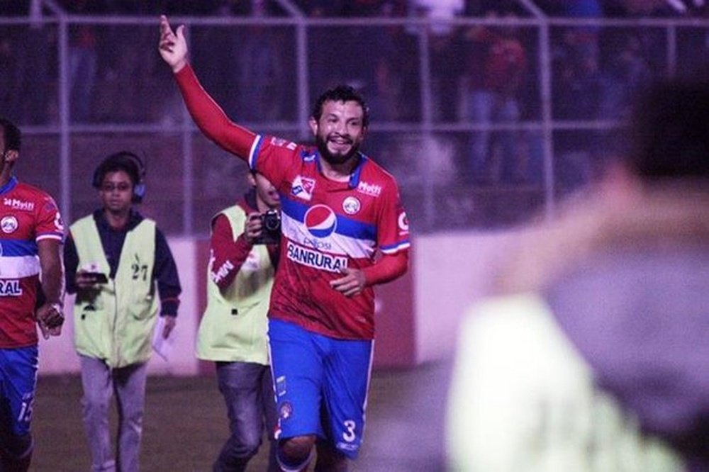 El Xelajú del tico Medford gana y se mantiene líder del fútbol guatemalteco. Twitter