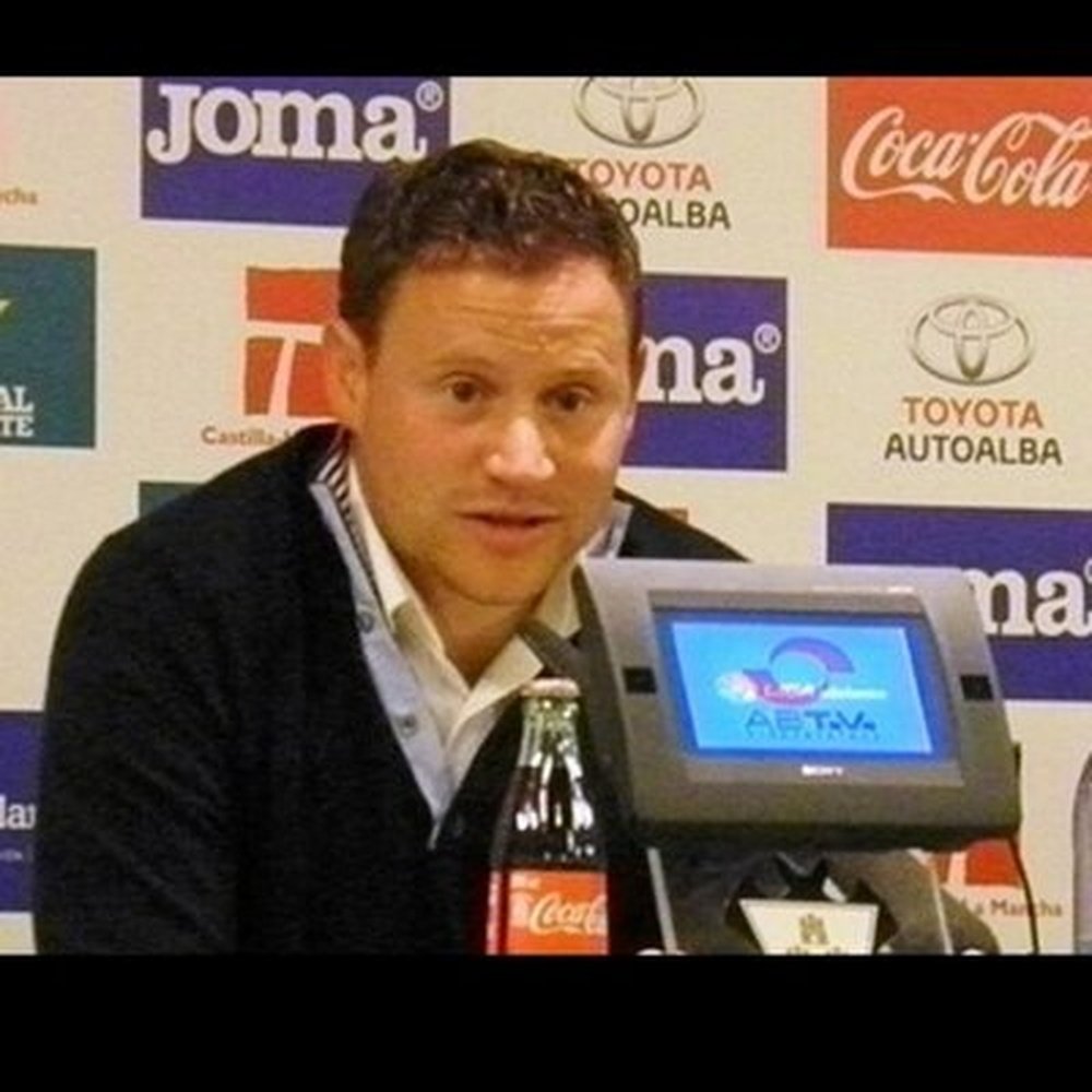 El ya ex entrenador de La Roda, Mario Simón, en una rueda de prensa del club albaceteño. LaRodaCF