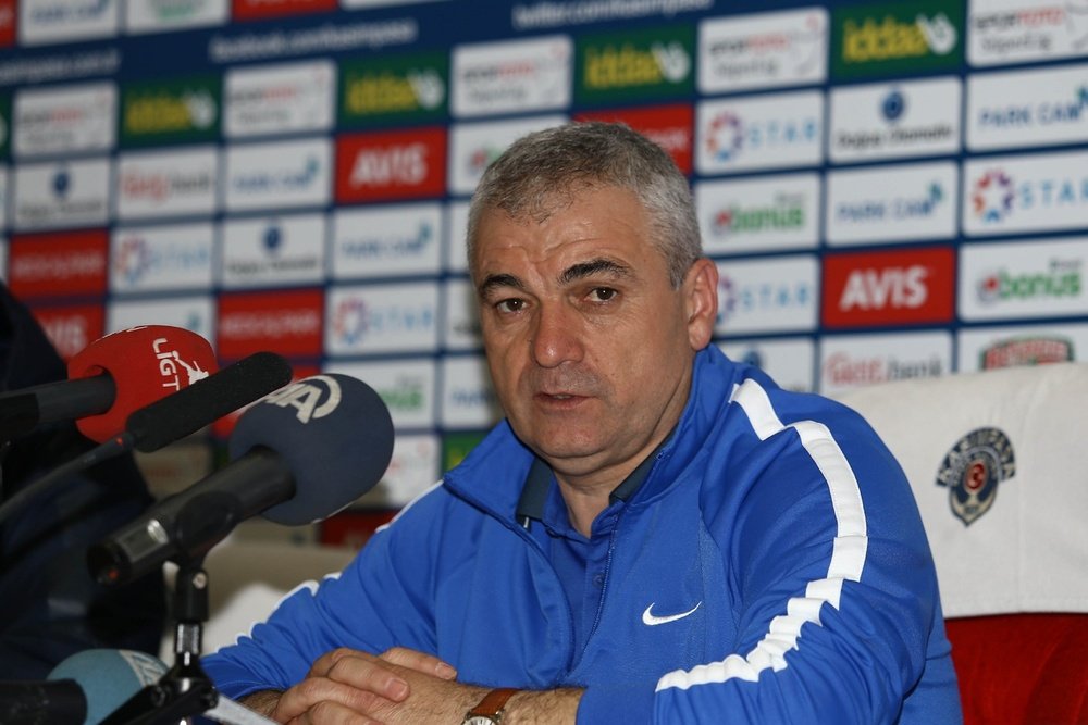El ya ex entrenador del Kasimpasa turco, Riza Çalimbay, en una rueda de prensa. Kasimpasa