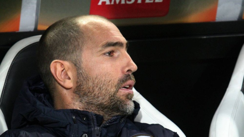 El ya ex entrenador del PAOK, Igor Tudor, en el banquillo durante un partido del conjunto griego. AFP