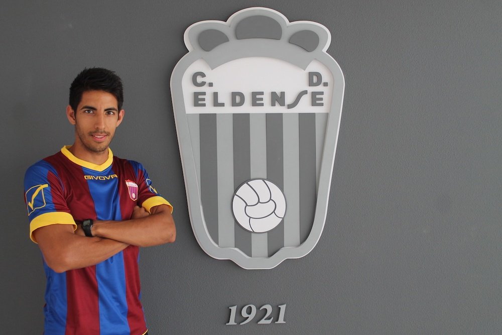 El ya ex jugador del Eldense, Pablo Vivanco, posa para su foto oficial del equipo. CDEldense