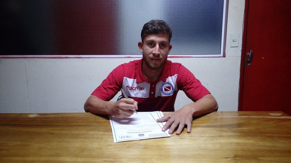 El zaguero de 19 años Esteban Rueda firma su contrato profesional con Argentinos Juniors. ArgentinosJuniors