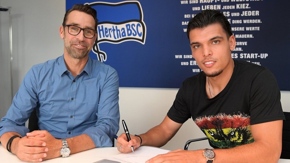 Karim Rekik firmó su contrato con el Hertha. HerthaBSC