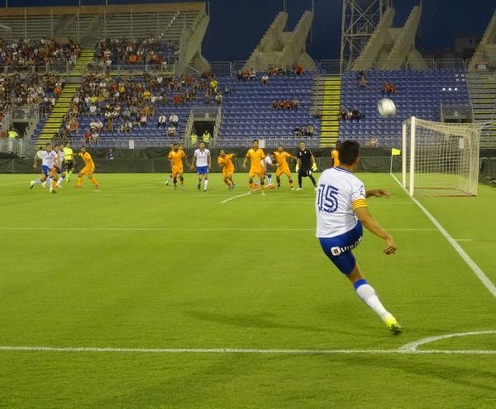 El Zaragoza saca un córner en el partido ante el Cagliari en la pretemporada 2015-16. Twitter.