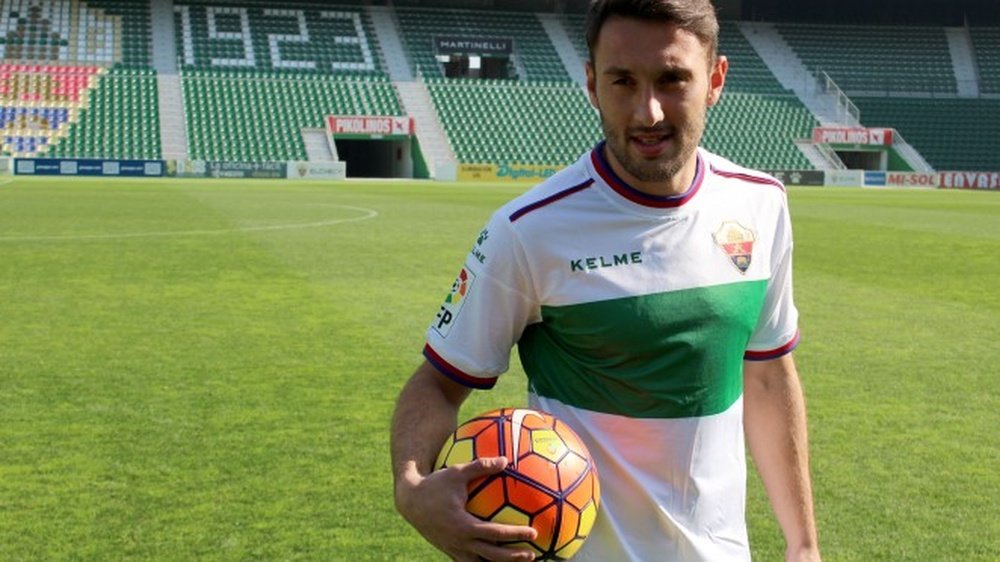 Eldin Hadzic, en su presentación como nuevo futbolista del Elche. ElcheCF