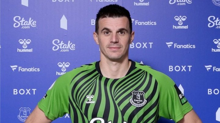 Eldin Jakupovic, nuevo portero del Everton. Twitter/Everton