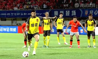 Elkeson marcó su gol 100 con el Guangzhou. Captura/JayusCSLFootball