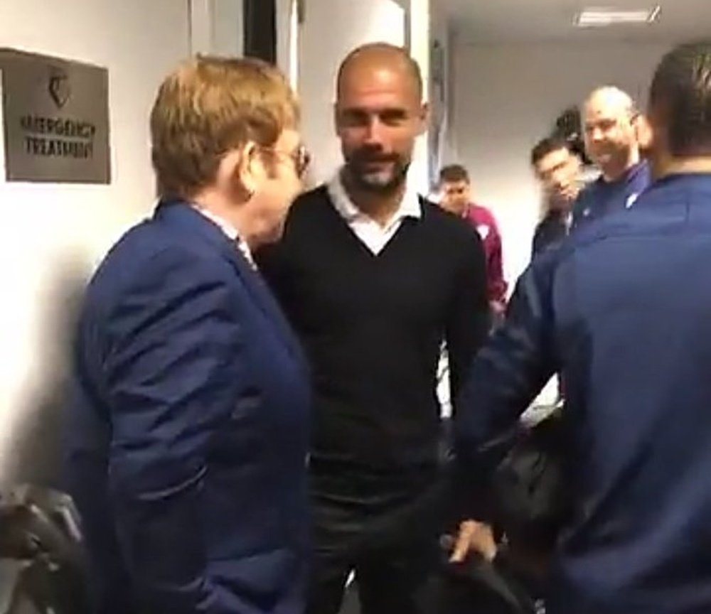 Guardiola y Elton John estuvieron charlando antes del partido. Twitter