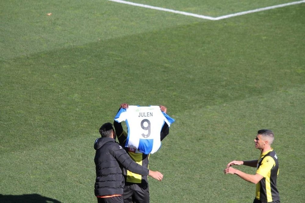 Emaná le dedicó el gol a Julen y a su familia. CFHércules