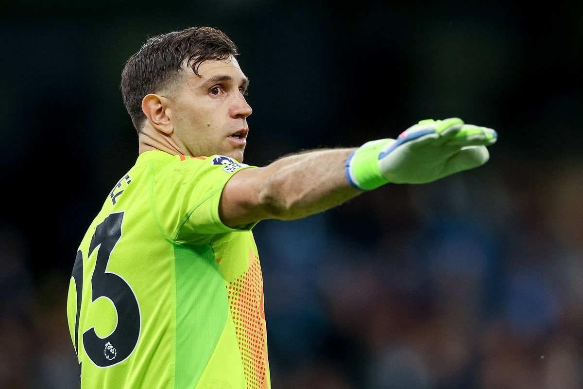 Aston Villa a rejeté une proposition de prêt de Manchester United pour le gardien Emiliano Martínez, selon certaines sources.