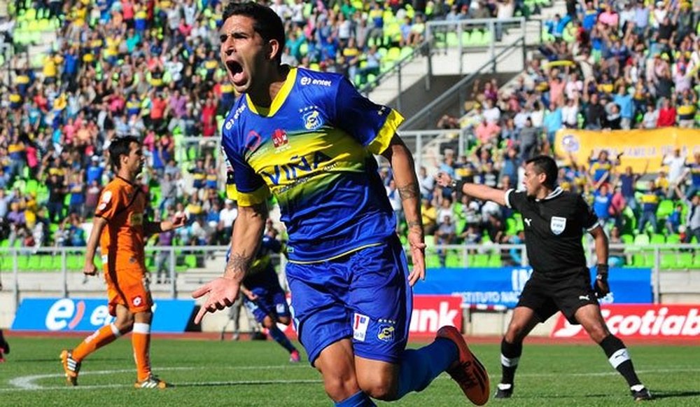 Emiliano Romero, nuevo futbolista de Oriente Petrolero, celebrando un tanto con el Everton chileno. Twitter