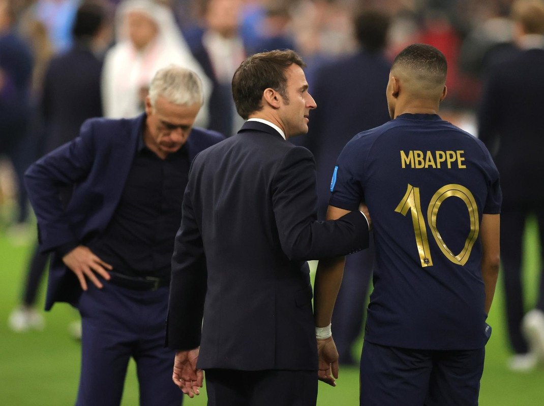 Emmanuel Macron va convaincre Mbappé de rester au PSG. efe