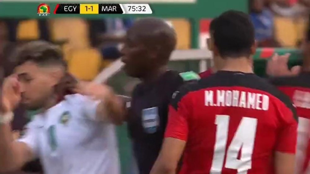 El árbitro del Egipto-Marruecos tuvo un pequeño roce con Munir. Captura/CAFTV