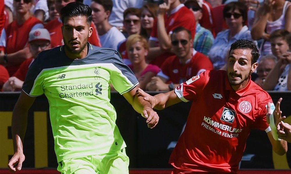 Emre Can protege el balón ante la presión de un rival del Mainz. LiverpoolFC