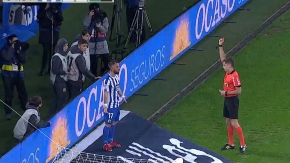 Emre Colak of Deportivo was given his marching orders for overcelebrating. Captura/Movistar+