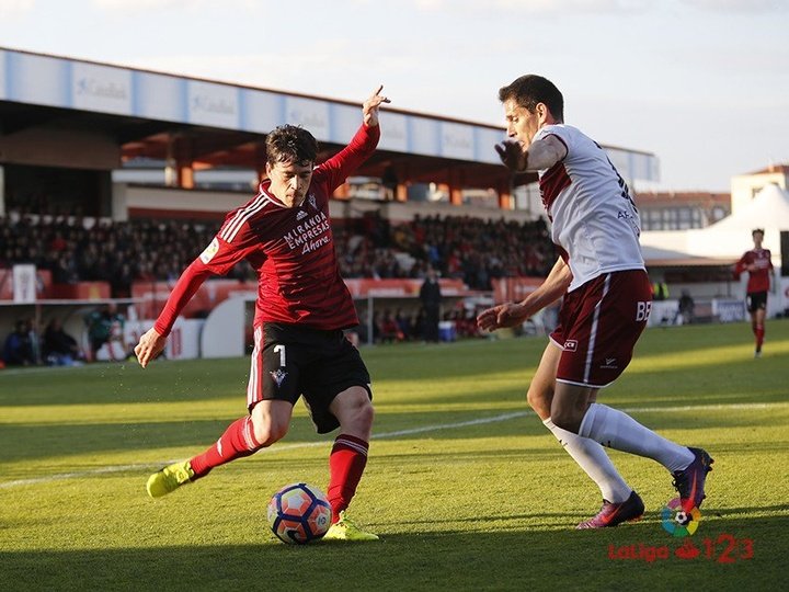 El Huesca se sirve del Mirandés para mantenerse con vida en el 'play off'
