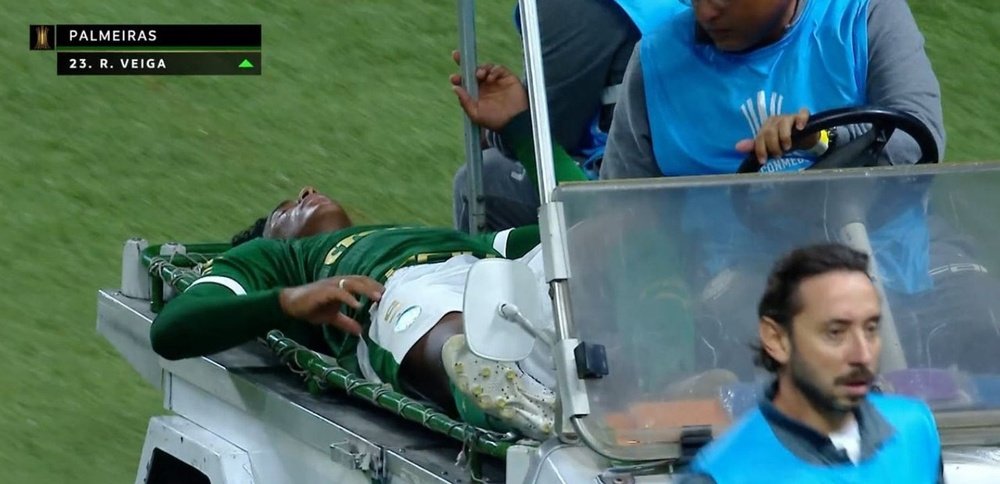 Endrick no pudo salir del campo por su propio pie. Captura/ESPN